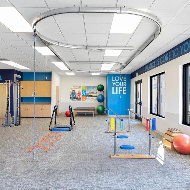 A Physical Therapy room with Oval tracks from the solo step track system